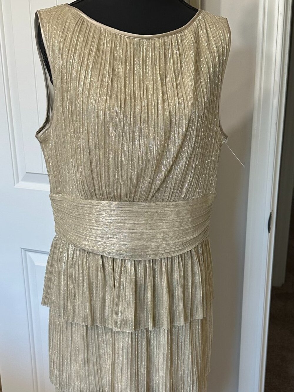 MAGGY LONDON  S  GOLD RUFFLE SHORT SLEEVE DRESS
